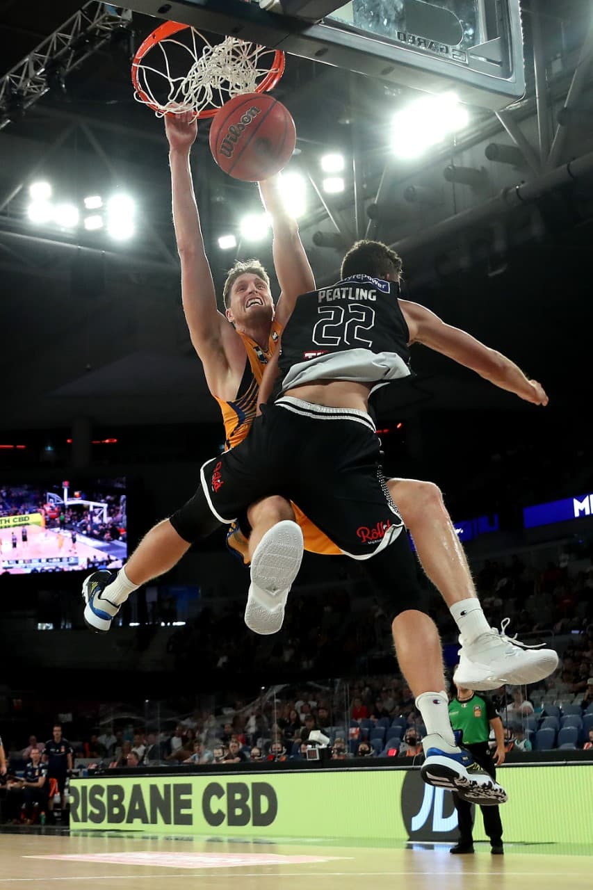 Matthew Hodgson playing professional basketball